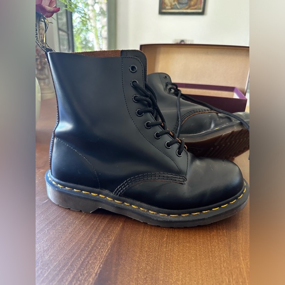 1460 VINTAGE MADE IN ENGLAND LACE UP BOOTS, with box. new, worn once. - Picture 3 of 8